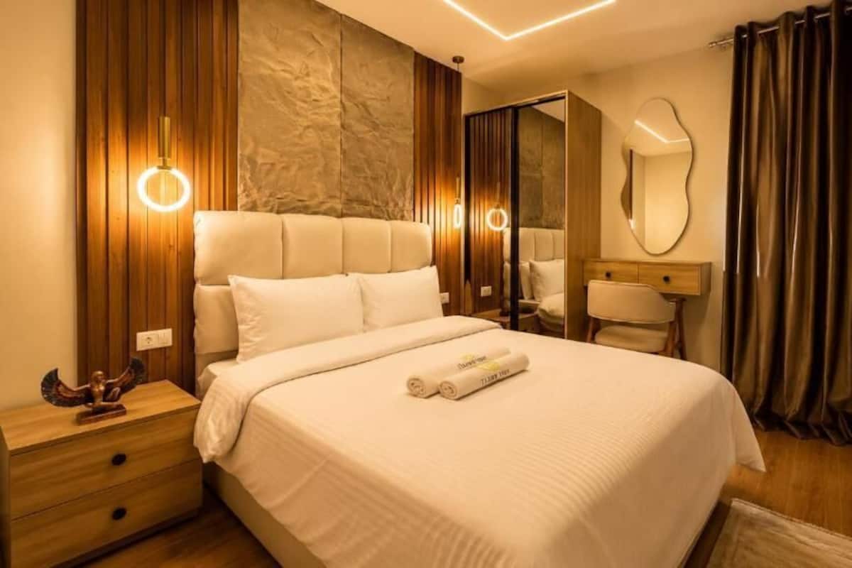 In-room safe, soundproofing, iron/ironing board, free WiFi