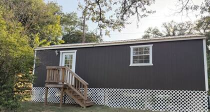 Lakeside Hideaway, cabin with AC in cozy Brownwood, Walk to Water