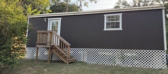 Lakeside Hideaway, cabin with AC in cozy Brownwood, Walk to Water
