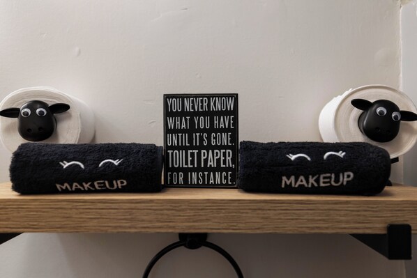 Two black towels with sheep faces and the word 'MAKEUP' on them, placed on a wooden shelf. - 3-bedroom chalet in superb Poconos with hot tube and close to lake (Poconos)