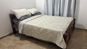 Tabla de planchar con plancha, wifi y ropa de cama