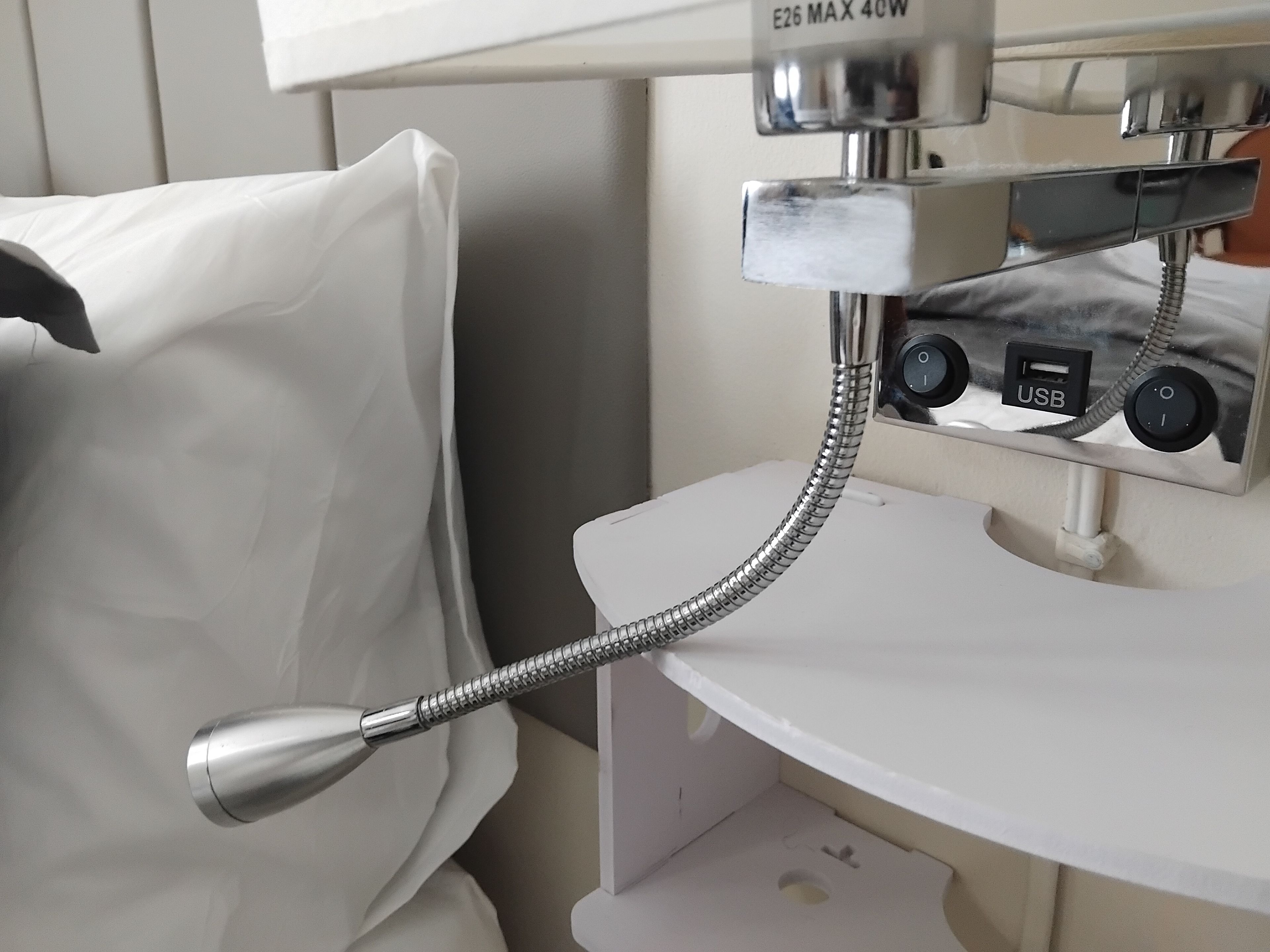Ein medizinisches Gerät mit einem flexiblen Metallarm, einem USB-Anschluss und einem Bedienfeld mit Tasten.