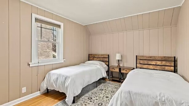 Room - Charming Tudor Retreat — Steps from Green Lake (Seattle)