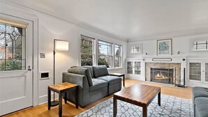 Living area - Charming Tudor Retreat — Steps from Green Lake (Seattle)