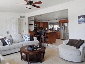 Ein modernes Wohnzimmer mit einer Couch, Sesseln und einem Couchtisch.