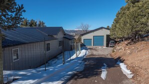 Ett bostadsområde med hus, ett garage och en grusväg.