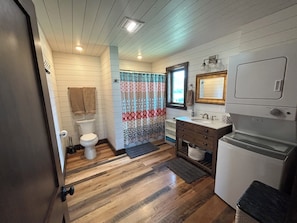Hair dryer, towels, soap, shampoo - Hardy Hill Cabin (Sheridan)