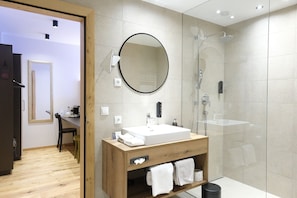 Bathroom - Das Sonnbichl - Genusshotel (Sankt Anton am Arlberg)