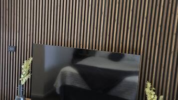 Iron/ironing board, WiFi (free)