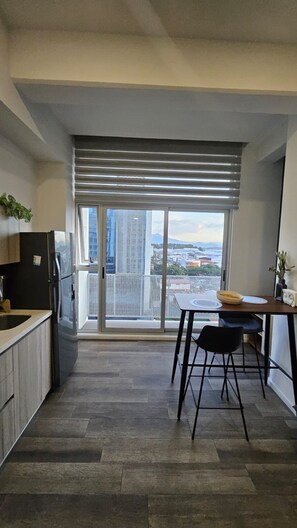 Deluxe Studio, Balcony, Mountain View | Living area - Apartamento en Narama con vista a volcan (Ciudad de Guatemala)