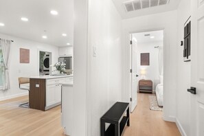 A modern interior with a kitchen, dining area, and a bedroom. - Chef`s Kitchen + Fire Pit Patio | E Austin Bungalow Mins to Local Favs & Lady Bird (Austin)
