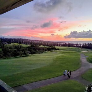 A golf course with a clear sky and a sunset. - Oceanfront Christmas Week Studio with all luxury resort amenities. (Lahaina)