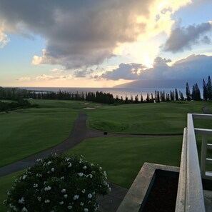 A golf course with a clear sky, a path leading to the tee, and a body of water in the distance. - Oceanfront Christmas Week Studio with all luxury resort amenities. (Lahaina)