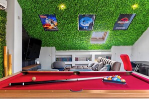 A room with a pool table, green artificial grass ceiling, and a sofa. - Lisbon Private Wellness Retreat (Lisboa)