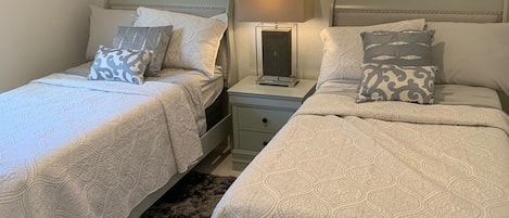3 bedrooms, desk, WiFi (free), bed sheets