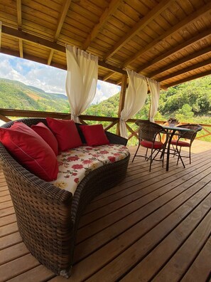 Outdoor dining - Vrbo Property (São Leonardo)