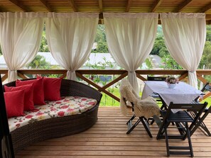 Outdoor dining - Vrbo Property (São Leonardo)