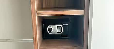 Ein Holzschrank mit einem Radio auf der obersten Ablage und zwei Schubladen darunter.