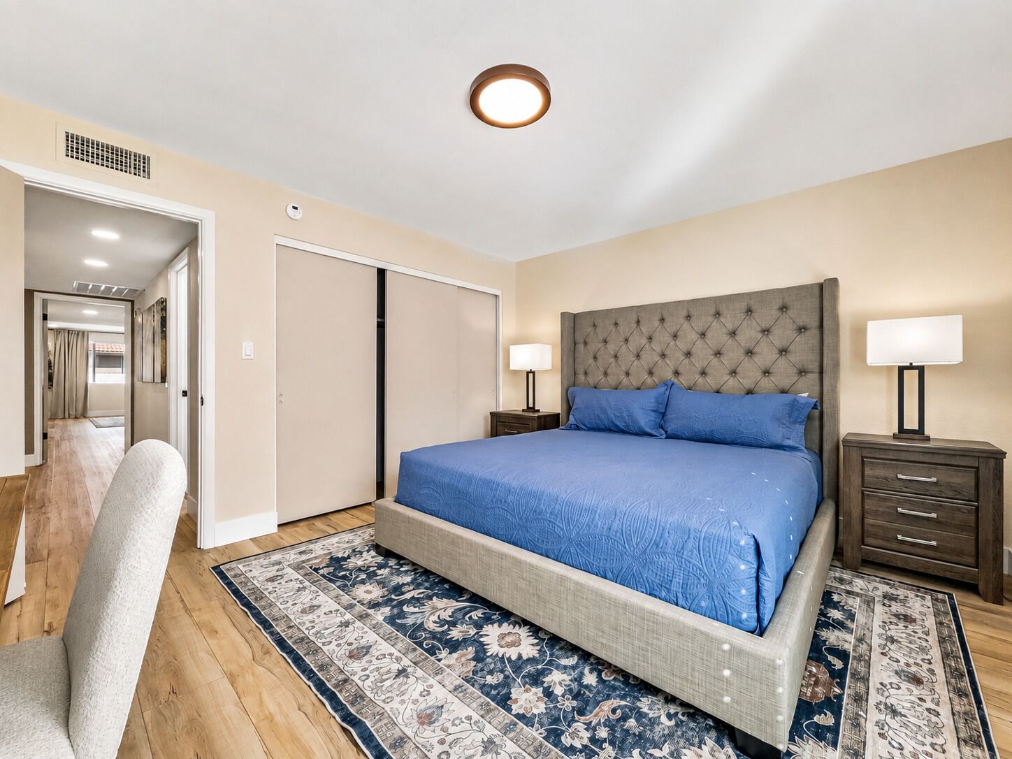 Bureau, fer et planche à repasser, accès au Wi-Fi (inclus)