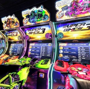 Spielautomaten mit 'Super Bikes 3'-Branding und 'Hall of Fame'-Bezeichnungen.