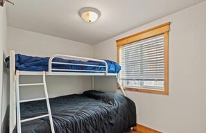 2 bedrooms, free WiFi - Lakefront Cottage with Private Dock and Beach (Gravenhurst)