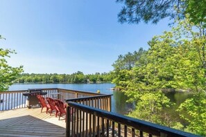 Property grounds - Lakefront Cottage with Private Dock and Beach (Gravenhurst)