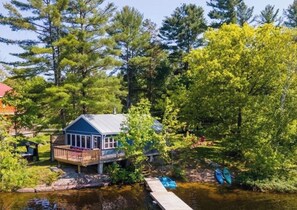 Exterior - Lakefront Cottage with Private Dock and Beach (Gravenhurst)