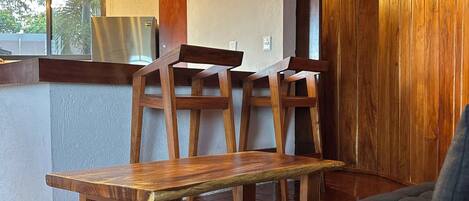 Un intérieur chaleureux avec une table à manger en bois, des chaises et un canapé.