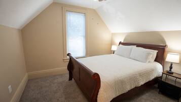3 bedrooms, iron/ironing board, WiFi (free), bed sheets