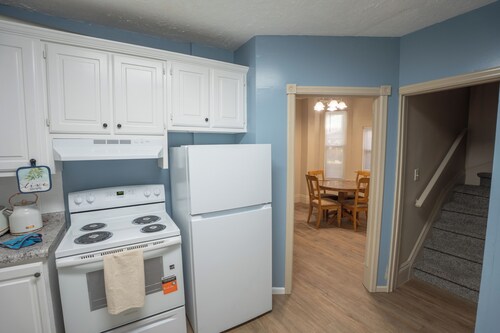 3-bedroom whole home sleeps 6-8 2 min to zoo,wifi,free parking,grill,ac,1bath