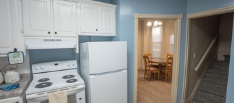 3-bedroom whole home sleeps 6-8 2 min to zoo,wifi,free parking,grill,ac,1bath