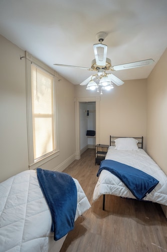 3-bedroom whole home sleeps 6-8 2 min to zoo,wifi,free parking,grill,ac,1bath