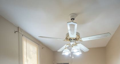 3-bedroom whole home sleeps 6-8 2 min to zoo,wifi,free parking,grill,ac,1bath