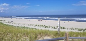 Ein Strand mit einer Holzlattenveranda und einem Schild mit der Aufschrift 'KEN'TFORD AVE'.