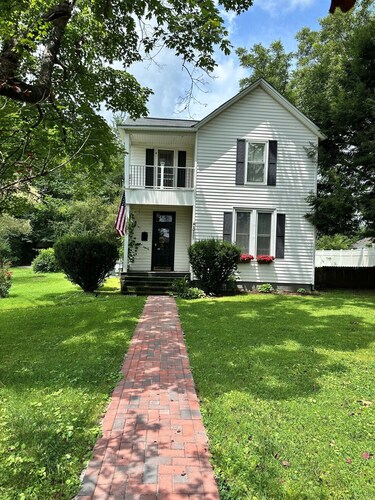 2-bedroom farmhouse in tranquil McMinnville with cozy AC