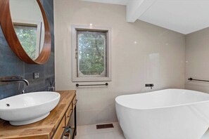 Bathroom - Cute 2-bedroom cottage, opposite the MTB trailhead inForrest (Forrest)