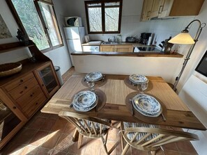 A dining area with a wooden table set for four, equipped with plates, glasses, and cutlery. - Epona's House - LABATUT (LABATUT)