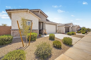Exterior - Turnkey 5BR Furnished Home - Ideal for Relocation & Insurance Housing (Maricopa)