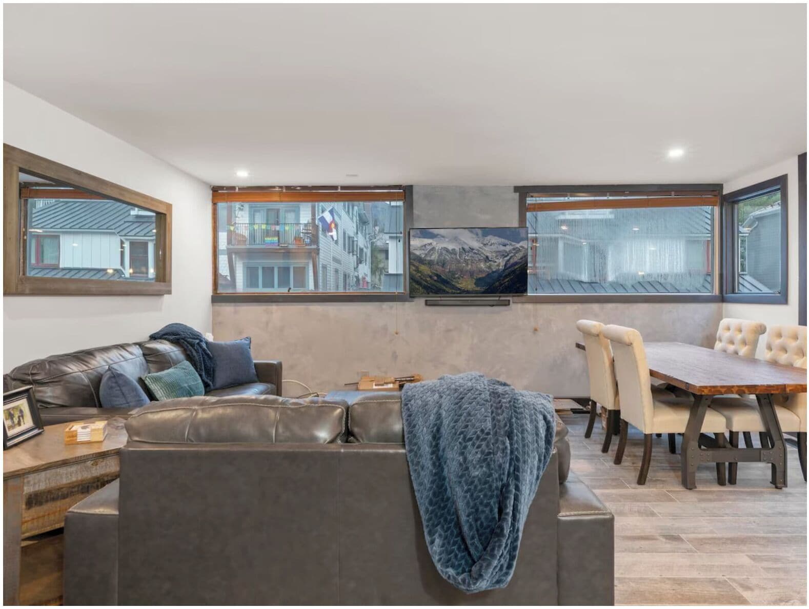 Smart TV, fireplace