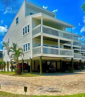 Exterior - Fun, Spacious Beach Retreat with Beautiful Water Views. (Indian Shores)