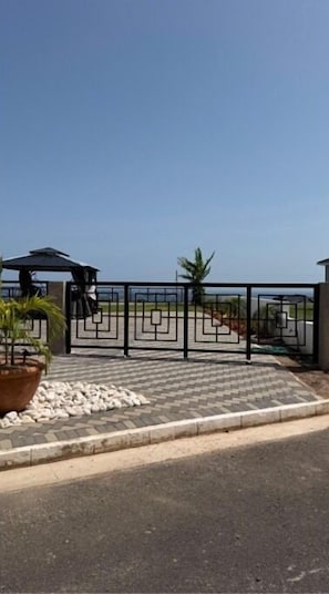 Terrace/patio - 3-bedroom Oceanview House with Poo, Gym, WiFi and AC in Runaway Bay St. Ann (Runaway Bay St. Ann)