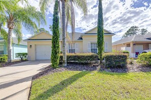 A residential property with a garage, a lawn, and mature trees. - 641 Fabulous 4 bed Villa in Conservation Area with Water View (Davenport)