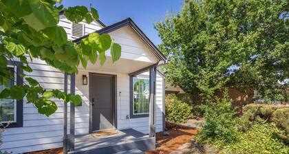 The West House with Fire Pit, minutes from Autzen