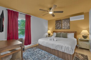 Room - The Velvet Pine - Hot Tub • Sauna • Game Room (Tobyhanna)