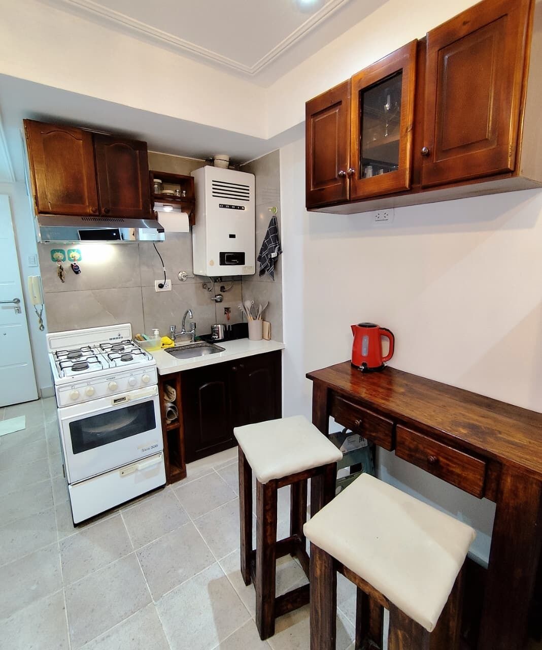 Cafetera/tetera, refrigerador, microondas, horno