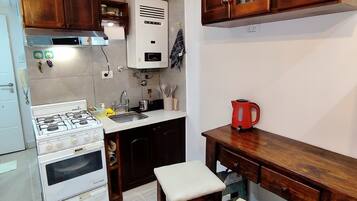 Cafetière/bouilloire, réfrigérateur, micro-ondes, four