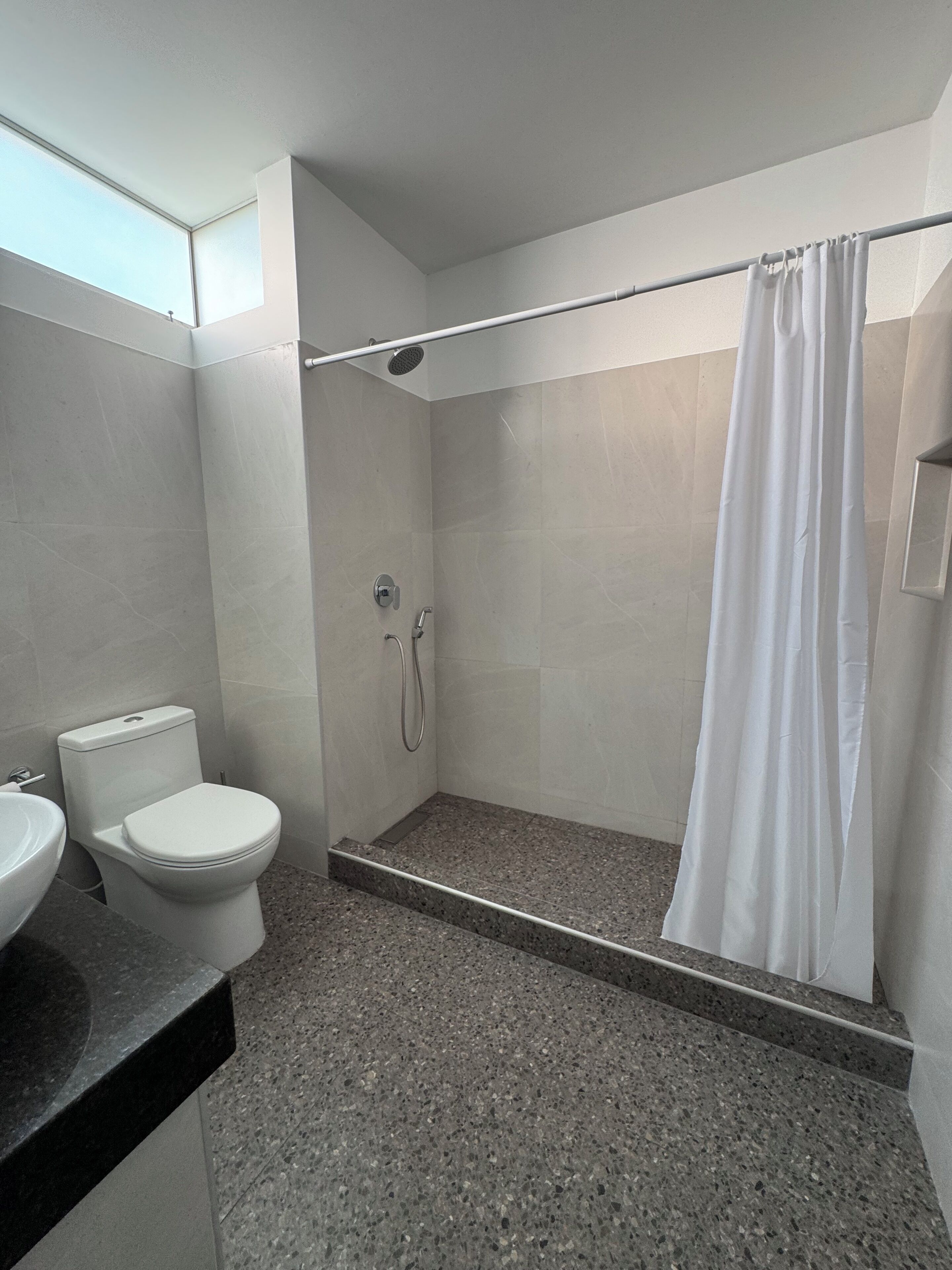 Douche, sèche-cheveux, serviettes fournies, savon