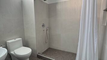 Douche, sèche-cheveux, serviettes fournies, savon