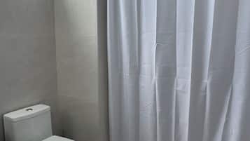 Douche, sèche-cheveux, serviettes fournies, savon