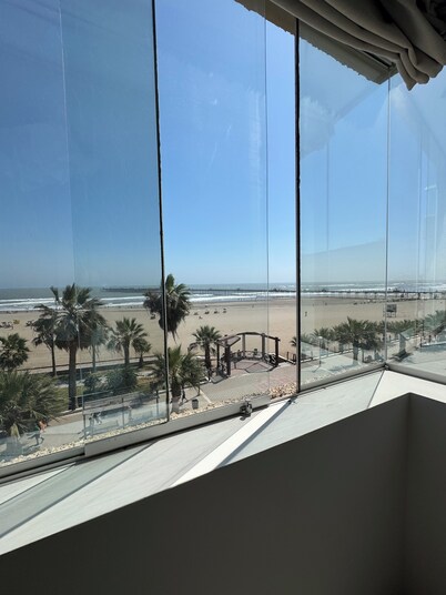 Brand-new Oceanfront Luxury Apartment at Malecon Seoane Pimentel